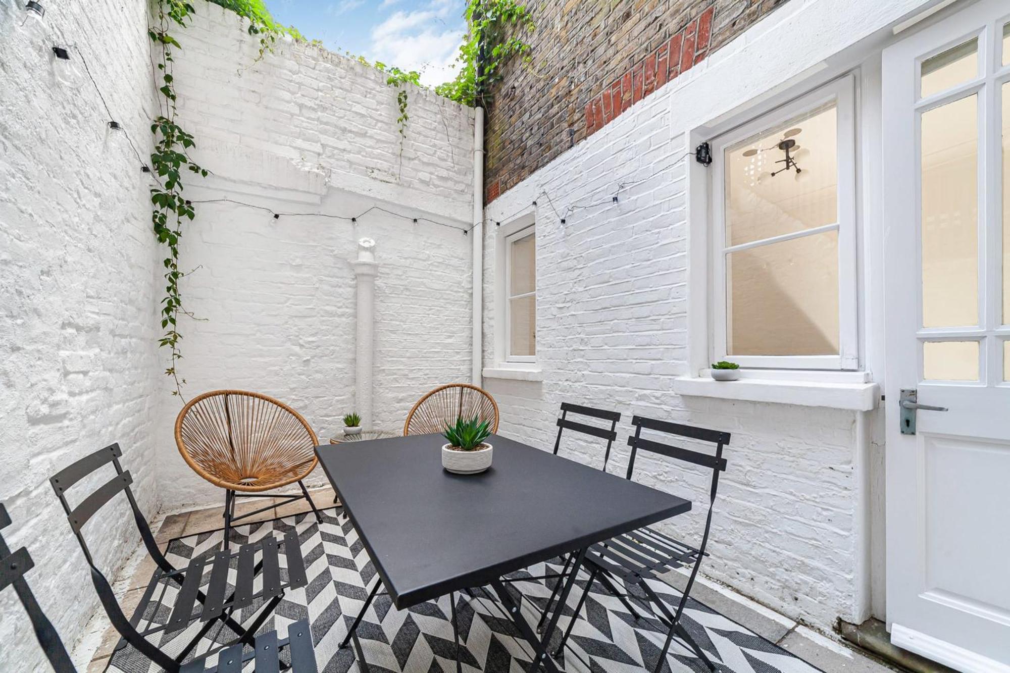 Chic Chelsea Retreat In A Victorian Building *