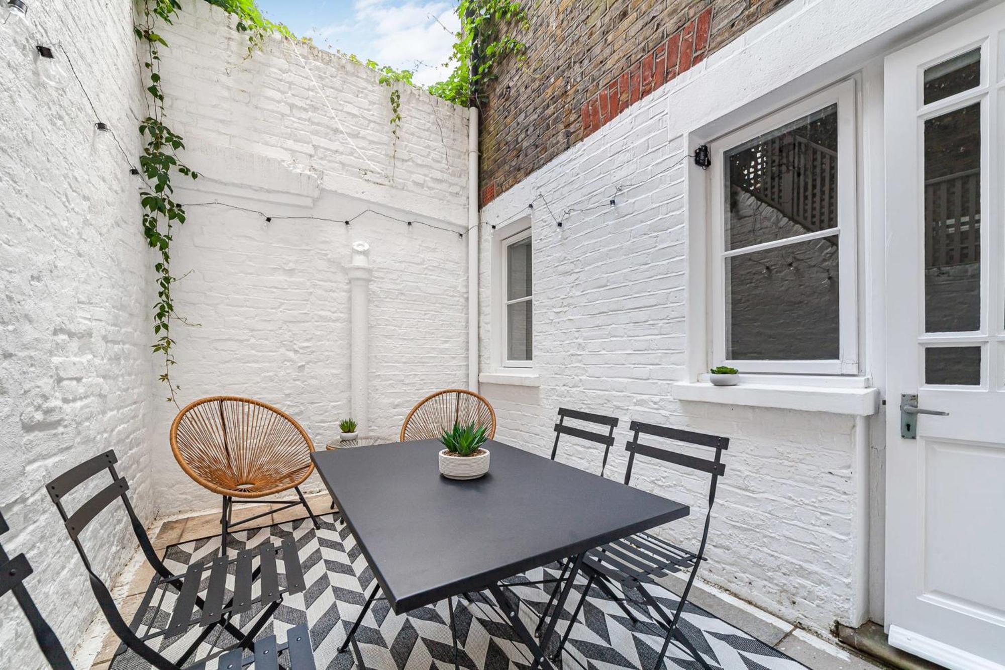 Chic Chelsea Retreat In A Victorian Building *