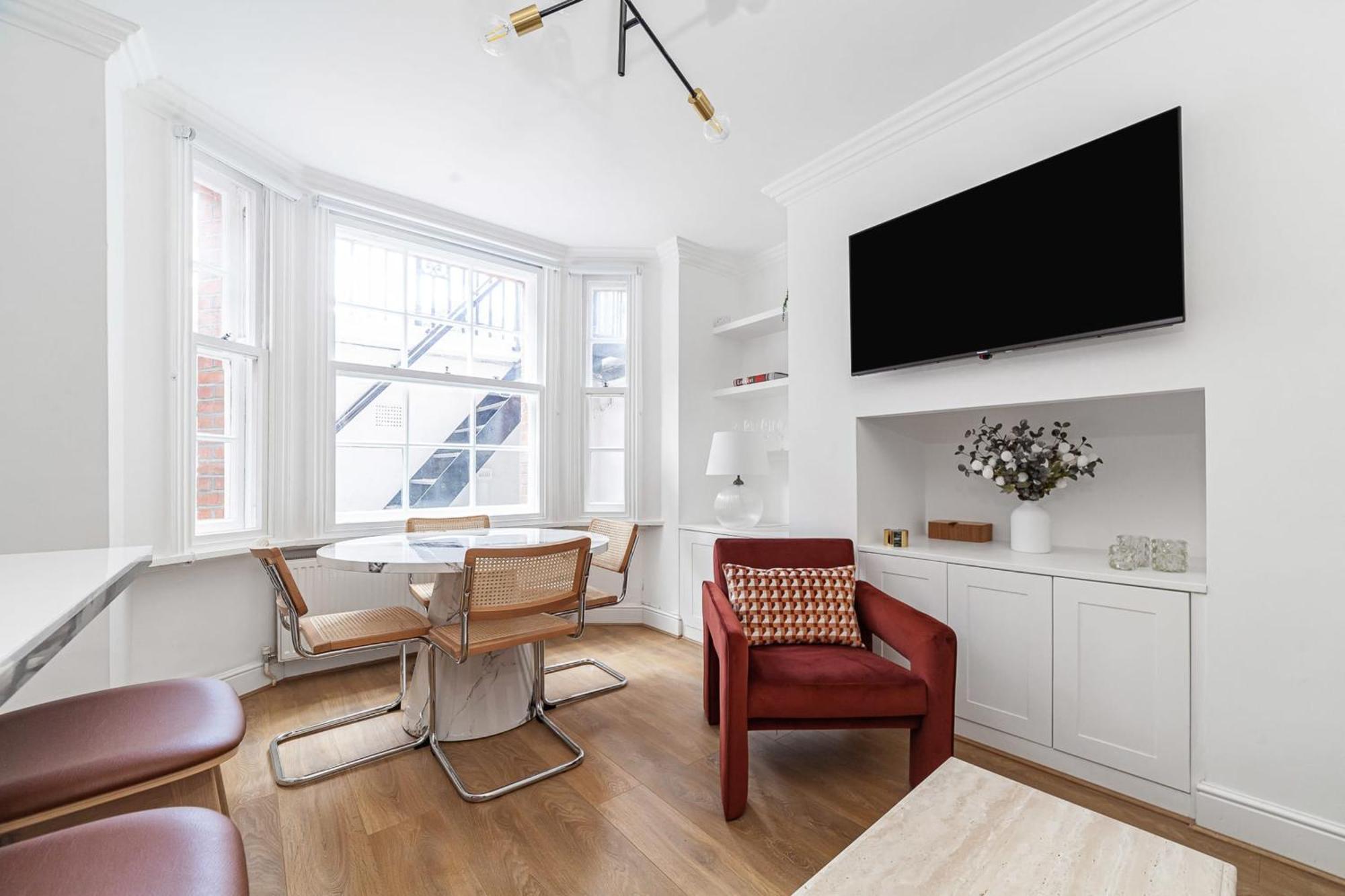 Chic Chelsea Retreat In A Victorian Building Apartment